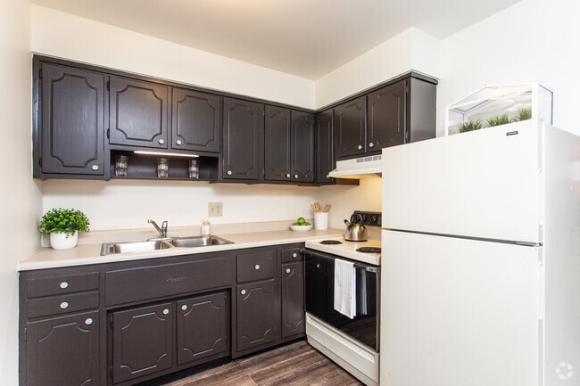 2BR, 1BA - 768 SF - The Anna Apartments