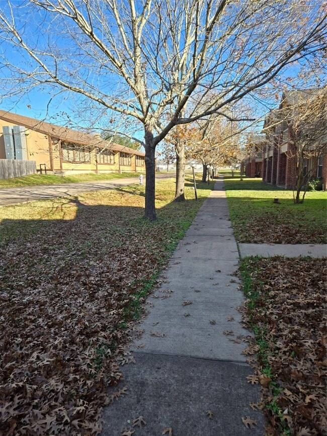 Building Photo - 3828 Shire Valley Dr