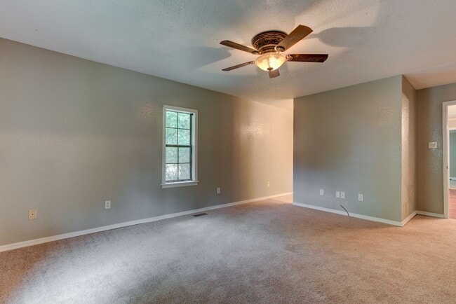 Building Photo - Freshly Renovated 3 Bedroom Home
