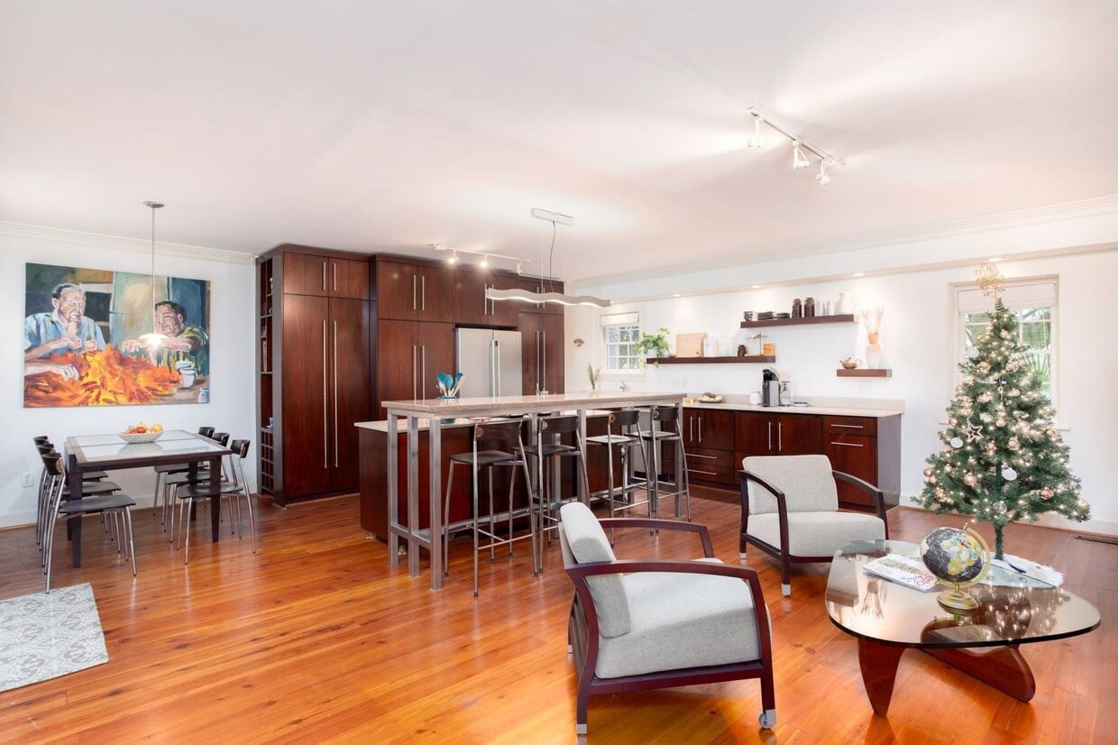 Foto principal - Charming Charleston Three Bedroom Condo on...