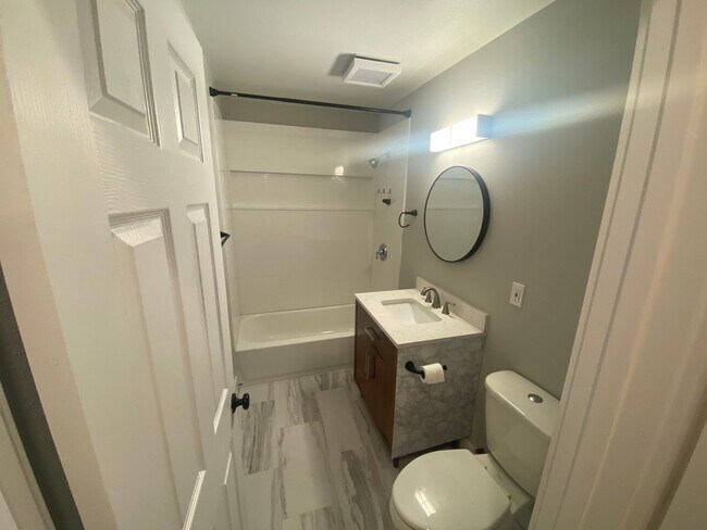 Building Photo - Carlyle Apartments