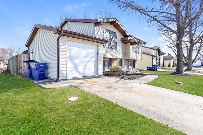 Building Photo - 1253 Advance Dr