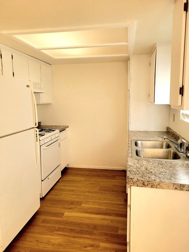 Building Photo - You will love this 2 bedroom 1.5 bath in 29 Palms  Close to Marine Base