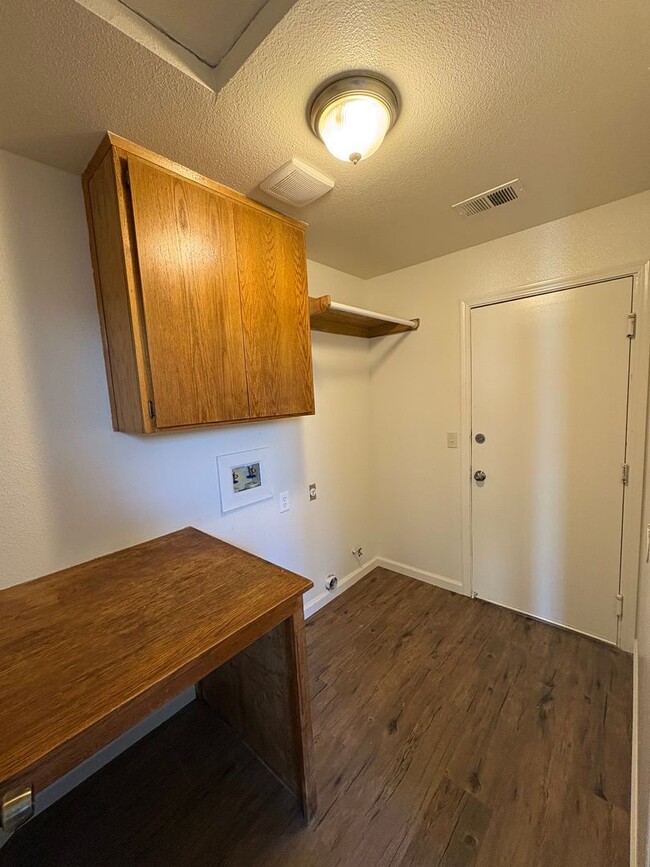 Building Photo - Cute SW Visalia home in a great school dis...