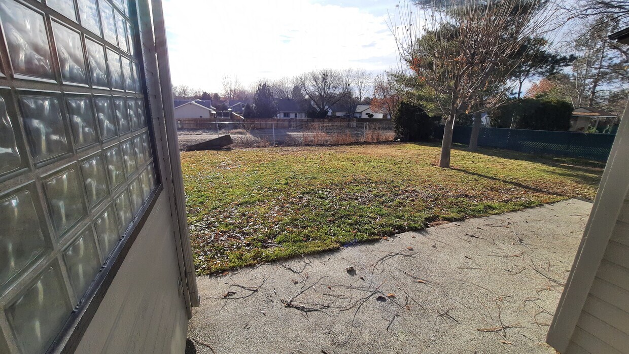 Big backyard with no backyard neighbors - 919 W Pennwood St