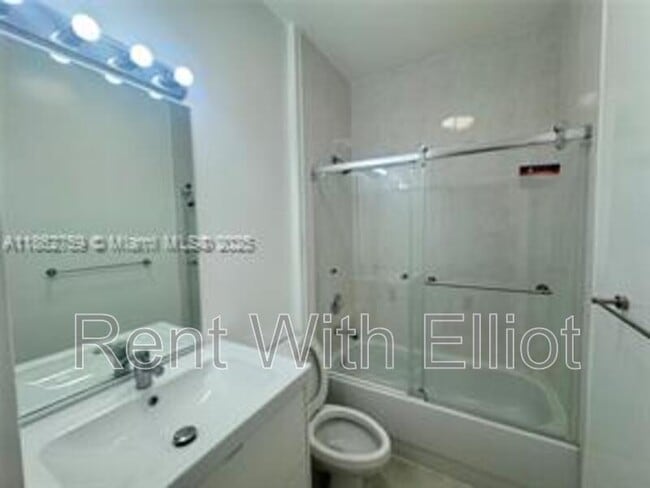 Building Photo - 5004 S Harbor Isles Dr