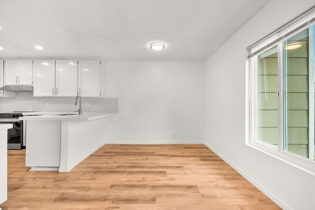 Building Photo - Fully Renovated 3-Bedroom Home in the South Bay Townhomes Community!