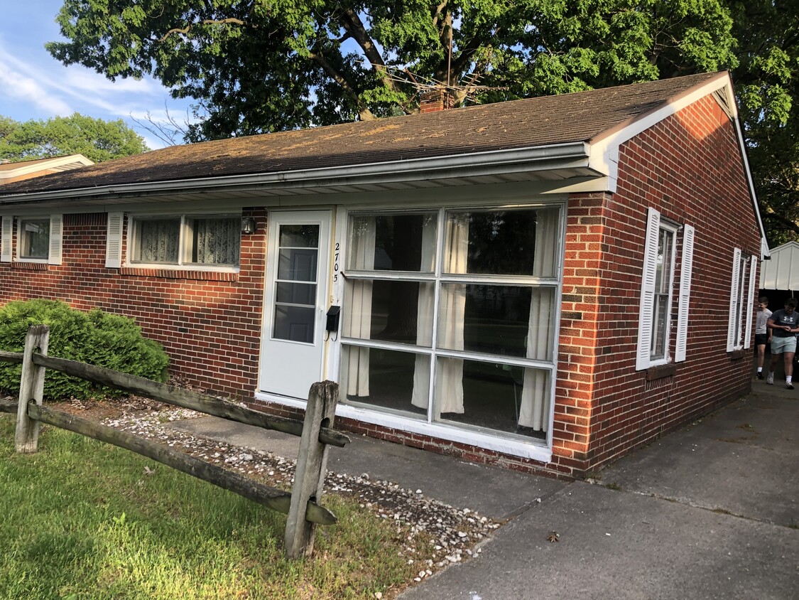 Building Photo - 2705 Arletta St