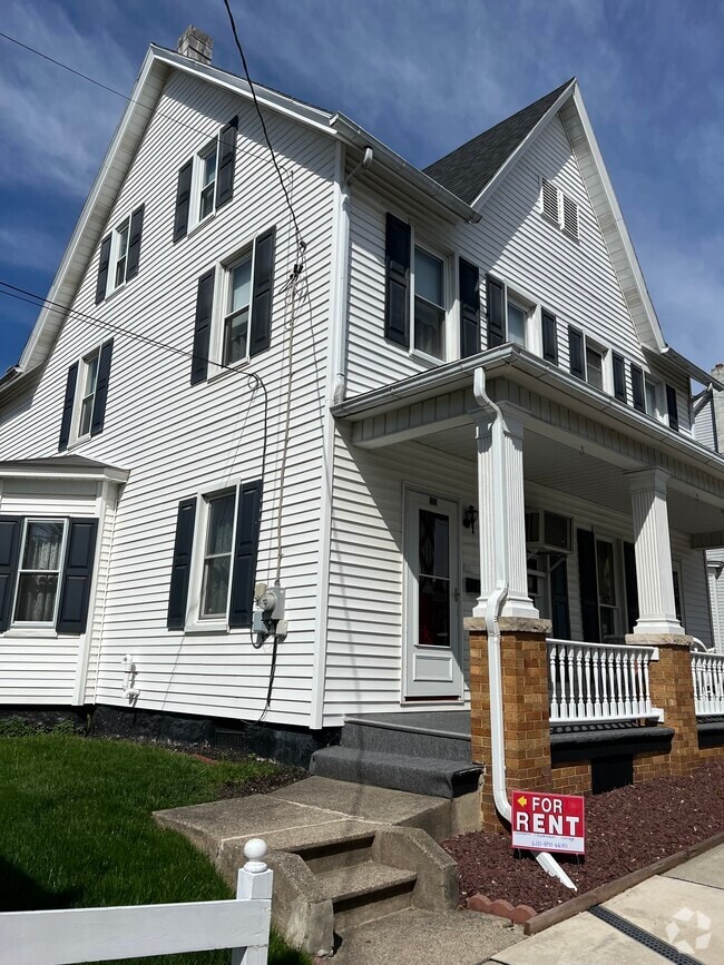 Apartments with Garages in Pen Argyl, PA 1 Rentals