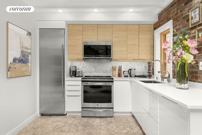 Building Photo - 405 W 44th St