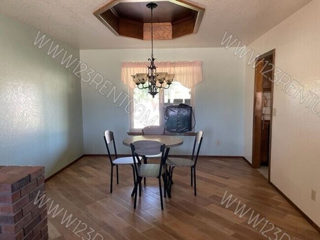 Building Photo - WEST PALMDALE 3BD/2BTH RANCH HOME