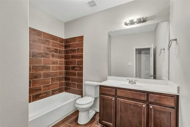 Foto del edificio - 4831 Higgins St