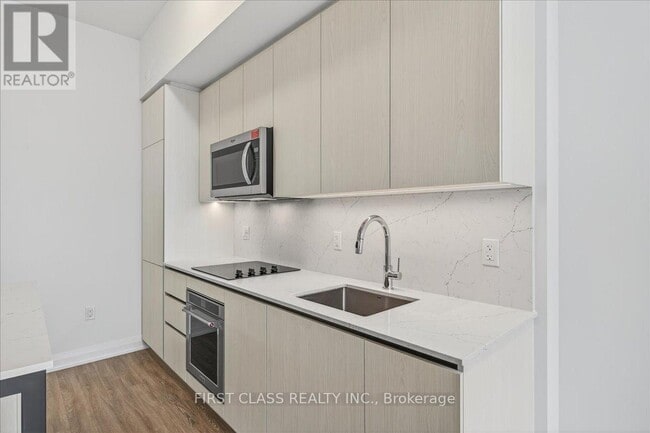 Building Photo - 15 Richardson St