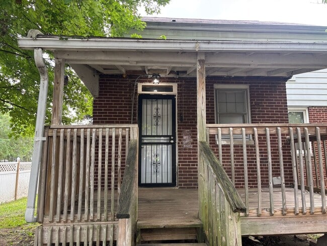 Building Photo - 516 Wrexham Ave