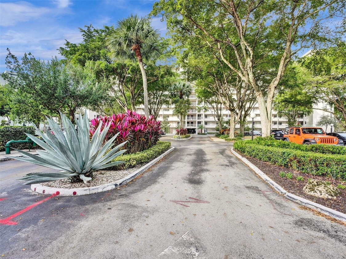 Foto principal - 605 Oaks Dr