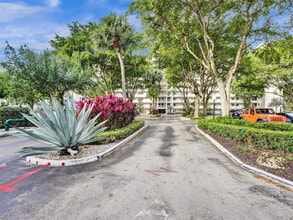 Building Photo - 605 Oaks Dr