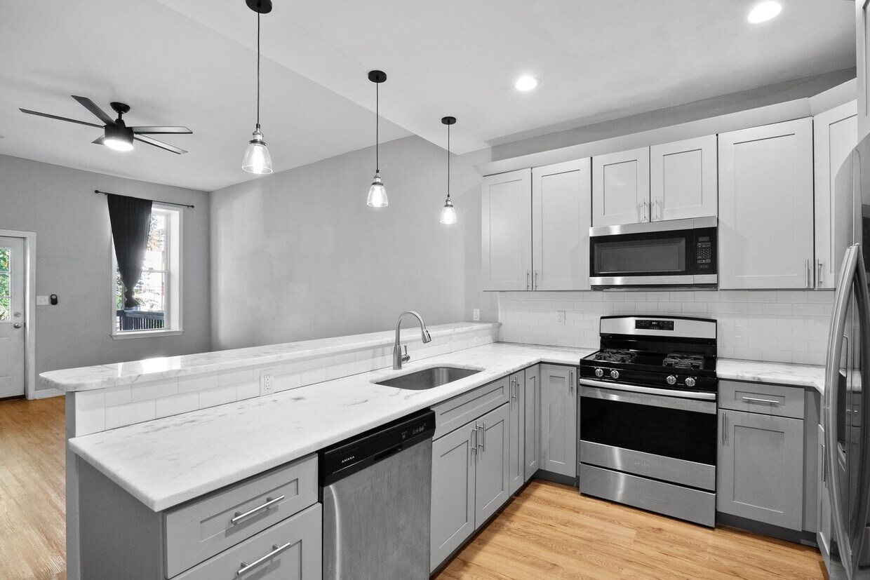 Primary Photo - 4 bedroom 3.5 bath Home for Rent! | AMAZIN...