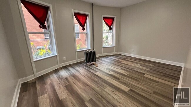Foto del edificio - Renovated 3-Bedroom + Flex 4—Oversized Lay...