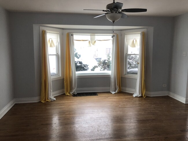 Living Room - 10016 S Forest Ave