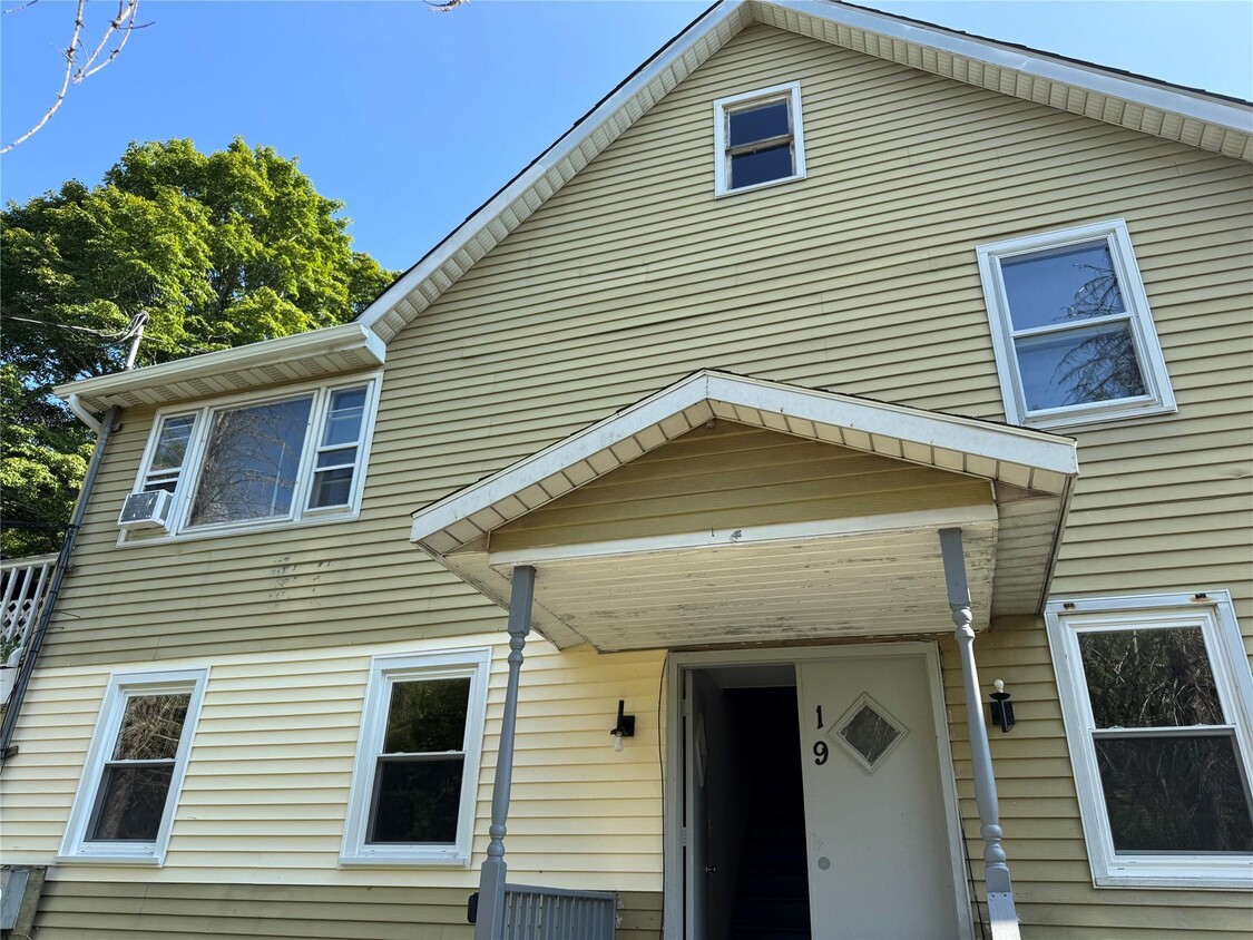 Primary Photo - 19 Richmond Ave
