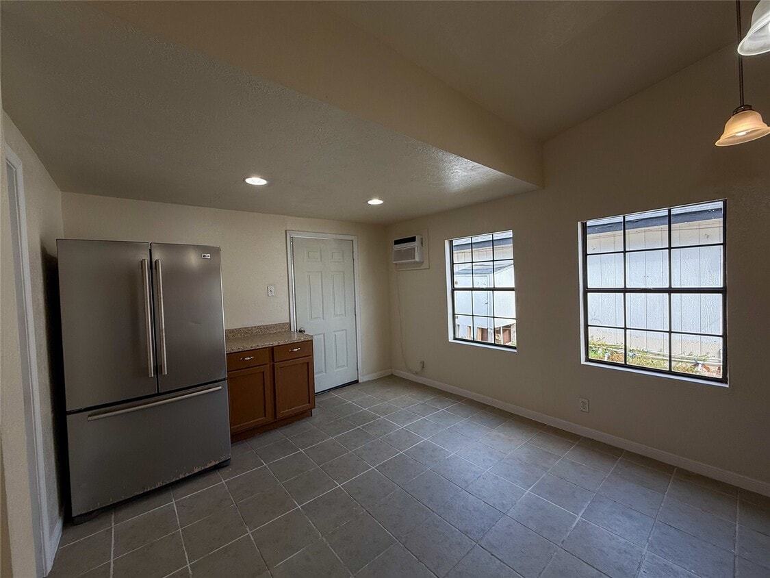 Foto del edificio - 8430 Holiday Ln