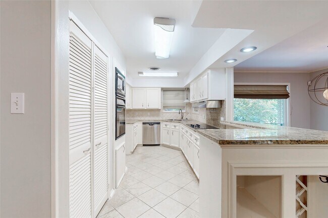 Building Photo - 5338 Creekbend Dr