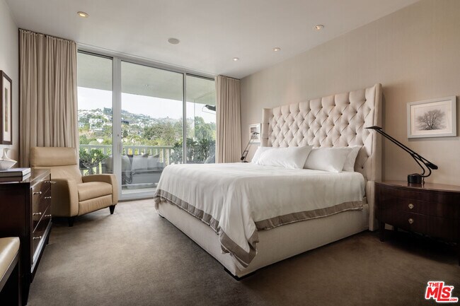 Foto del edificio - 9255 Doheny Rd