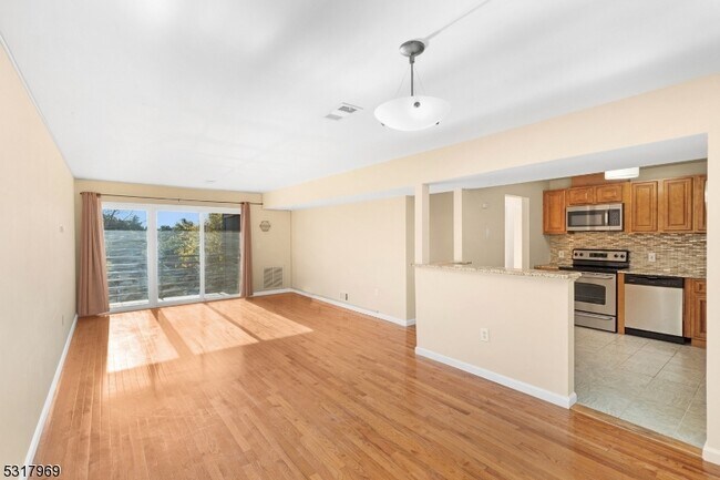 Building Photo - 41 Mt Kemble Ave