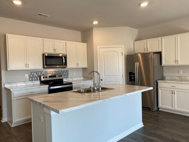 Foto del edificio - Four years old newer Four Bedroom in Meridianville