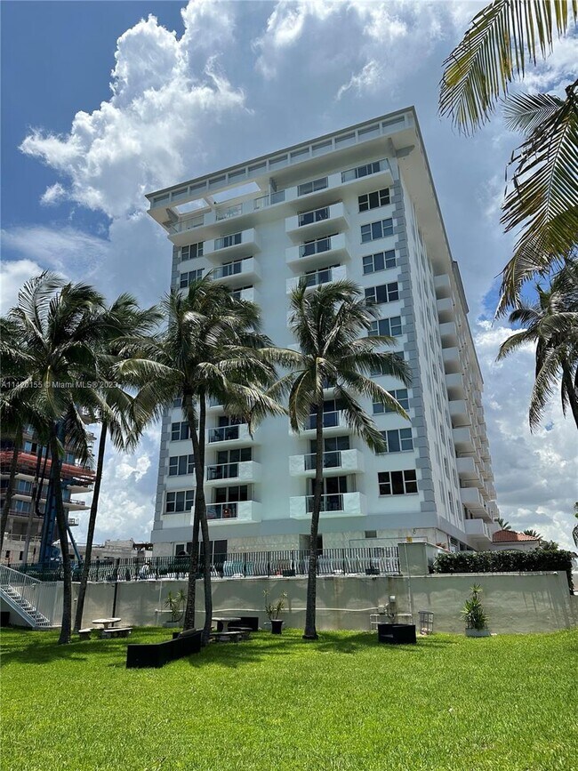 Foto del edificio - 9195 Collins Ave