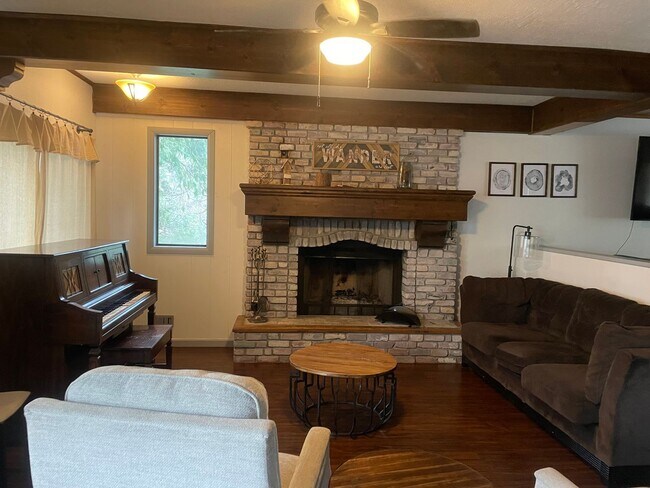 Foto del edificio - Large home level entry with garage.
