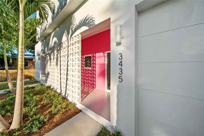 Foto del edificio - Northwest 9th Court, Miami, FL 33127 - 5 BR 3 BA townhouse