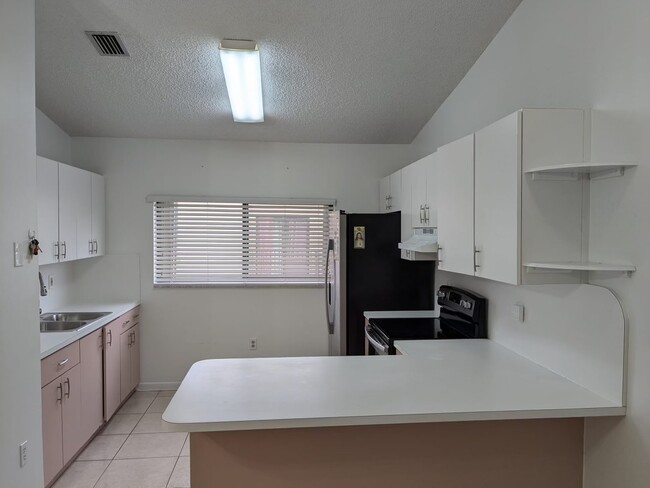 Building Photo - 2845 W 76th St