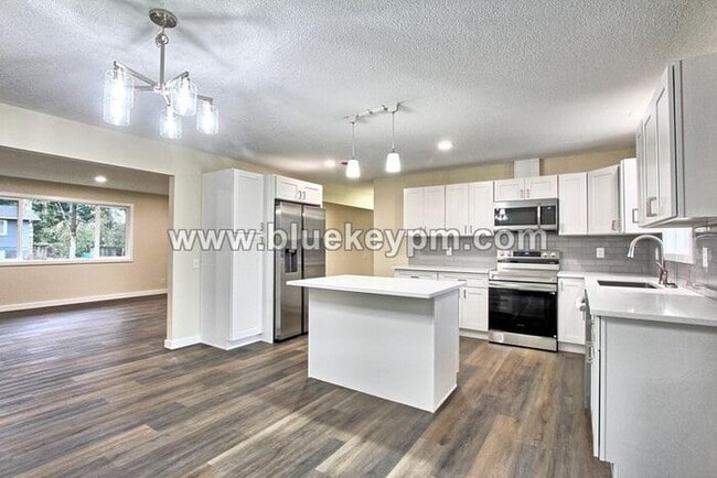 Building Photo - 5 Bed, 3 Bath Home in Orchards with Primary Bedroom on Main