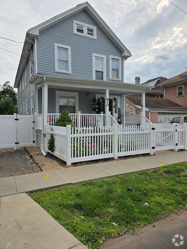 Building Photo - 610 Lee Pl