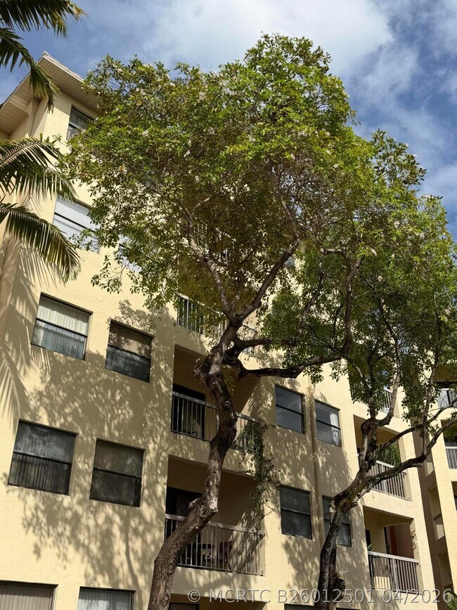 Foto del edificio - 8343 Lake Dr