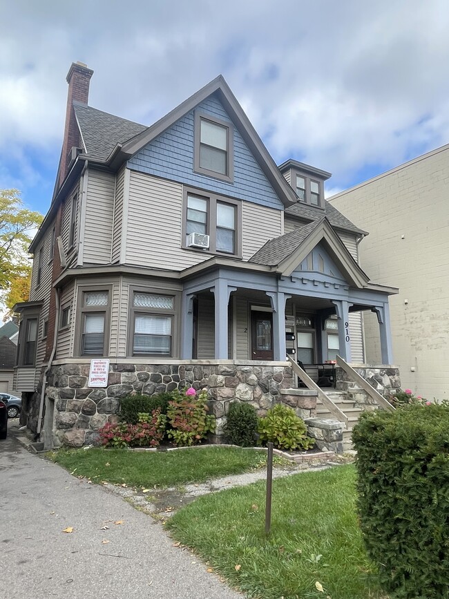 Building Photo - 910 S State St