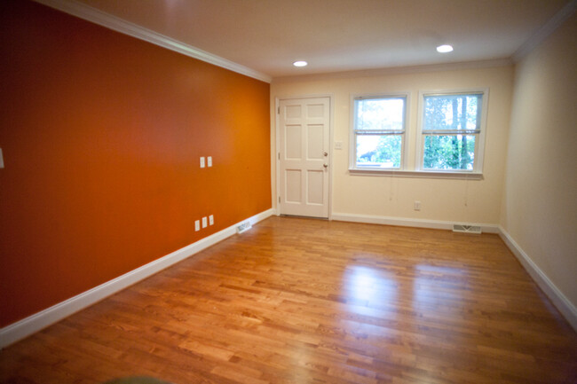 Building Photo - 2 Bedroom Condo just minutes from Carrboro...