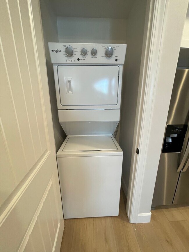 Foto del edificio - Italian Villages | 1-Bedroom, 1-Bath Basement Unit