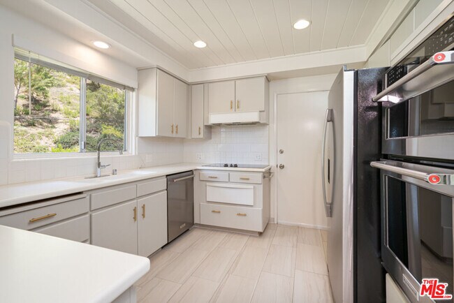 Building Photo - 1053 Maroney Ln