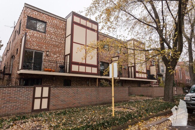 Building Photo - 1133 W Drummond Pl