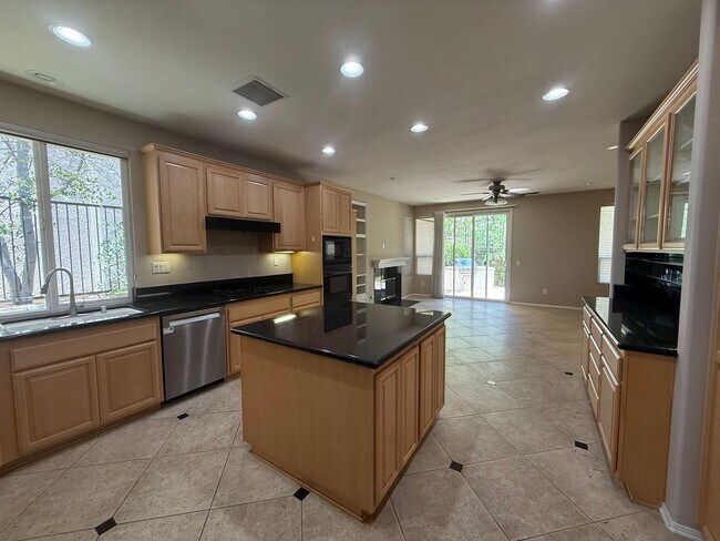 Building Photo - 3 bed, 2 bath single story first time rental in desirable guard gated Sorrento Community