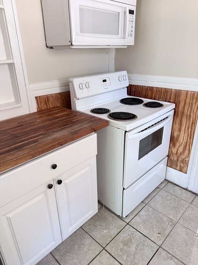 Building Photo - 3 Bed 1 Bath For Rent