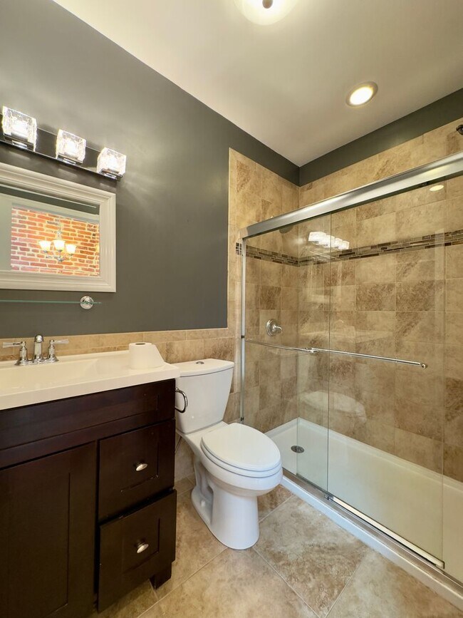 Building Photo - Modern 2-Bedroom Townhome with Stylish Fea...