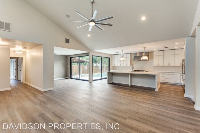 Building Photo - 4 br, 3.5 bath House - 144 E Oakview Pl