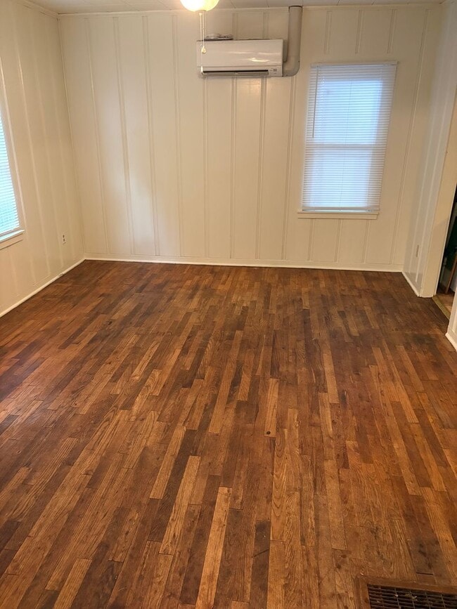 Building Photo - WALKING DISTANCE TO U OF A! ONLY STUDENTS ...