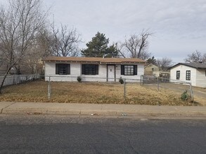 Building Photo - 2409 Oak Dr