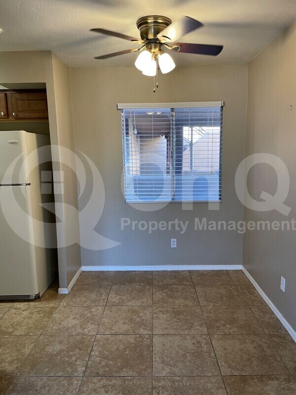 Building Photo - 1810 E Blacklidge Dr