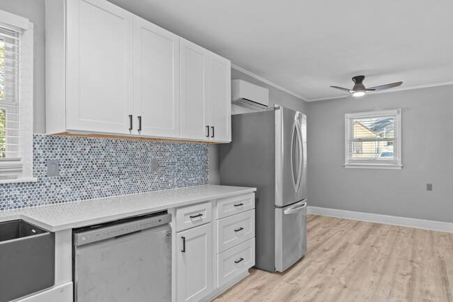 Building Photo - PRE-LEASE August 1st, 2025: Adorable 1 bed...