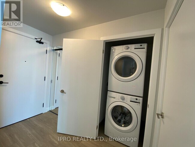 Photo du bâtiment - 430-4430 Square One Dr